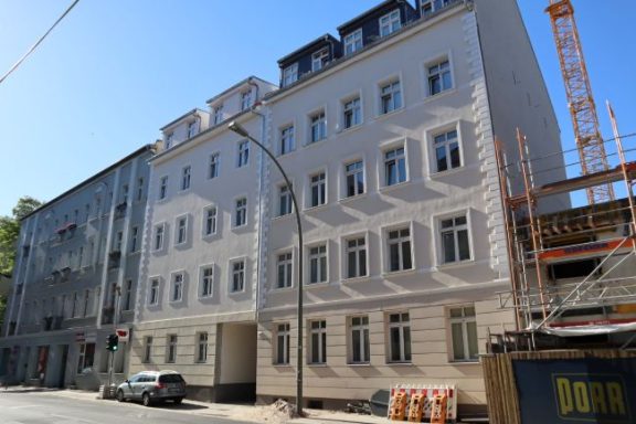 Fassade mit Stuckelementen und Bossen